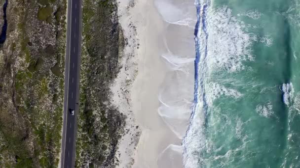 Drone Πλάνα Των Αυτοκινήτων Που Οδηγούν Ένα Δρόμο Κατά Μήκος — Αρχείο Βίντεο