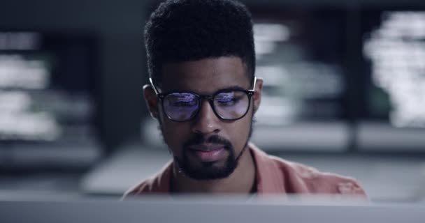 Imágenes Joven Programador Masculino Mirando Desde Computadora Quitándose Las Gafas — Vídeo de stock