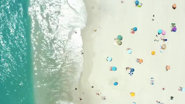 Drone Πλάνα Αγνώριστων Ανθρώπων Που Χαλαρώνουν Στην Παραλία — Αρχείο Βίντεο