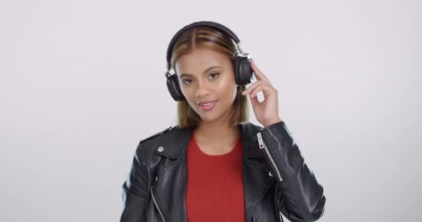 Imágenes Video Una Hermosa Joven Escuchando Música Través Sus Auriculares — Vídeo de stock