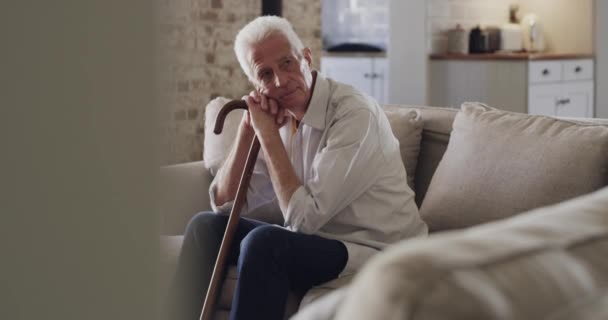 Videomateriaalia Vanhempi Mies Istuu Kotona Puinen Kävelykeppi — kuvapankkivideo