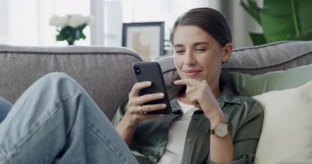 Filmagem Vídeo Uma Jovem Mulher Usando Seu Smartphone Sofá Casa — Vídeo de Stock