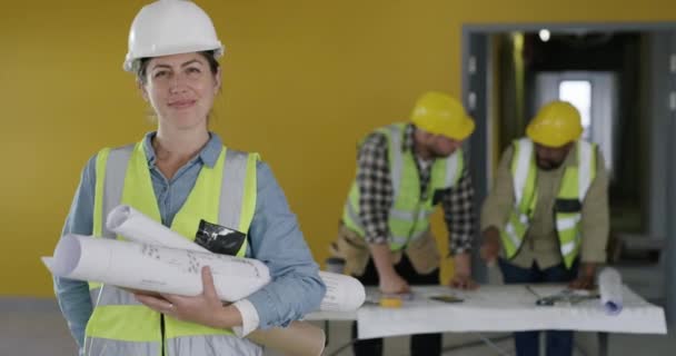 Відеозапис Впевненої Жінки Працює Будівельному Майданчику Своїми Колегами Які Зустрічаються — стокове відео