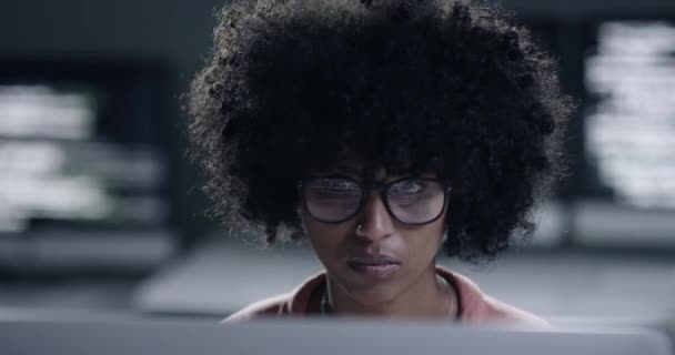 Beelden Van Een Jonge Vrouwelijke Programmeur Kijken Naar Haar Monitor — Stockvideo