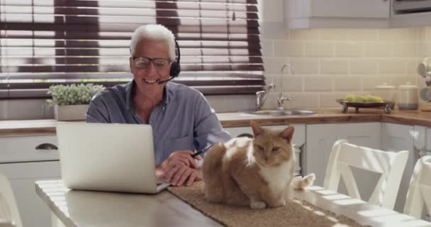 Video Footage Senior Man Sitting Alone His Kitchen Home Using — Vídeo de Stock