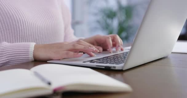 Videomaterial Einer Unkenntlichen Frau Die Ihren Laptop Ihrem Schreibtisch Benutzt — Stockvideo