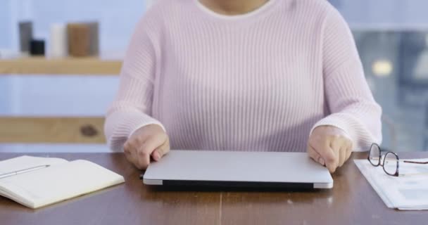 Videomaterial Einer Nicht Wiedererkennbaren Frau Die Einen Laptop Ihrem Schreibtisch — Stockvideo