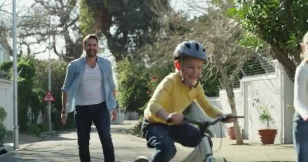 Видеозапись Молодого Мальчика Катающегося Велосипеде Улице Своей Сестрой Отцом — стоковое видео
