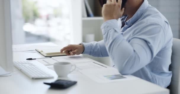 Video Footage Businessman Spilling Coffee His Keyboard While Talking His — Stok video