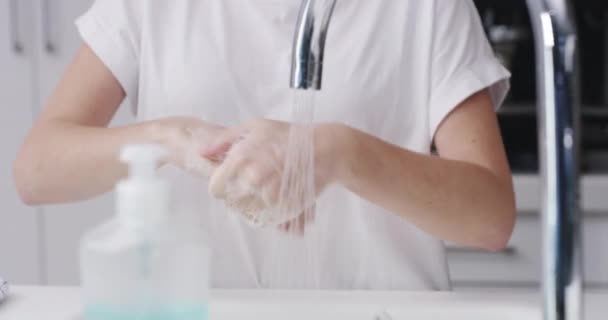 Filmagem Vídeo Uma Mulher Irreconhecível Lavando Mãos — Vídeo de Stock
