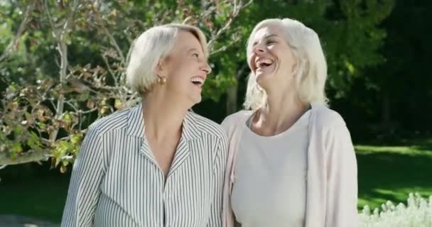 Video Footage Two Female Friends Laughing Together Garden — Wideo stockowe