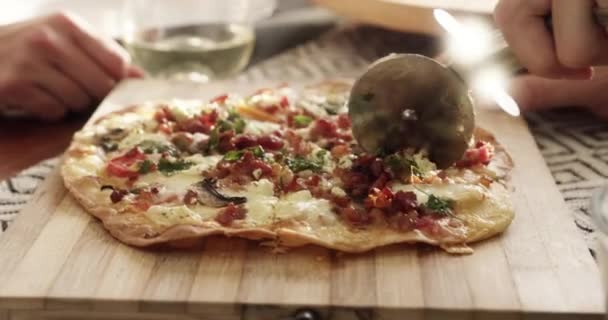 Nagranie Wideo Nierozpoznawalnej Osoby Krojącej Pizzę Pomocą Noża Pizzy — Wideo stockowe