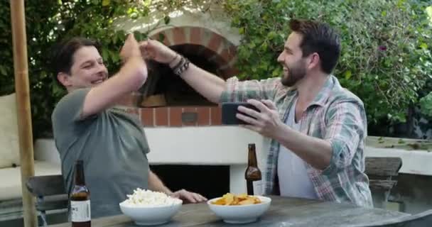 Video Footage Two Men Having Drinks Snacks While Watching Something — Video Stock