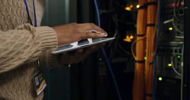 Imagens Vídeo Técnico Usando Tablet Digital Uma Sala Servidores — Vídeo de Stock