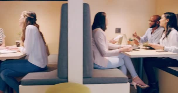 Imágenes Video Panorámicas Personas Que Trabajan Durante Almuerzo Cabinas Una — Vídeos de Stock