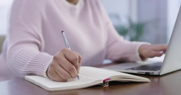 Video Footage Unrecognisable Woman Making Notes While Using Her Laptop — Stock Video