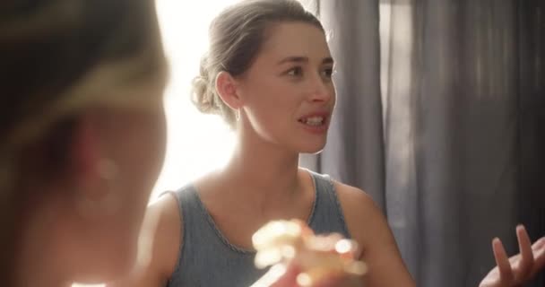 Vídeo Uma Mulher Conversando Com Seus Amigos Durante Jantar Casa — Vídeo de Stock