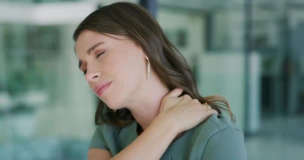 Video Footage Young Businesswoman Experiencing Neck Pain While Working Modern — Vídeos de Stock