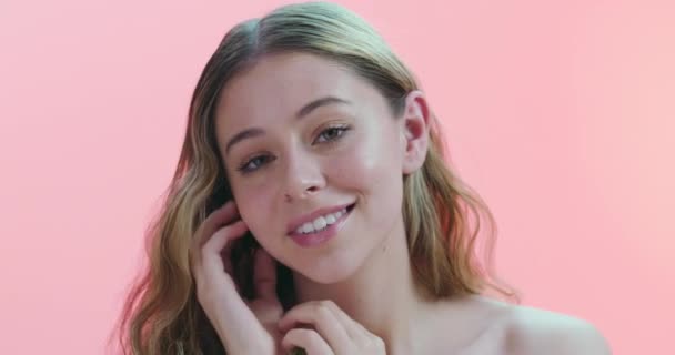 Відеозапис Красивої Молодої Жінки Позує Рожевому Фоні — стокове відео