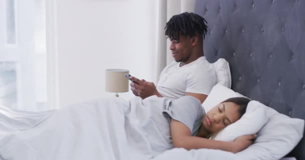 Video Footage Attractive Young Woman Sleeping While Her Boyfriend Uses — Stockvideo