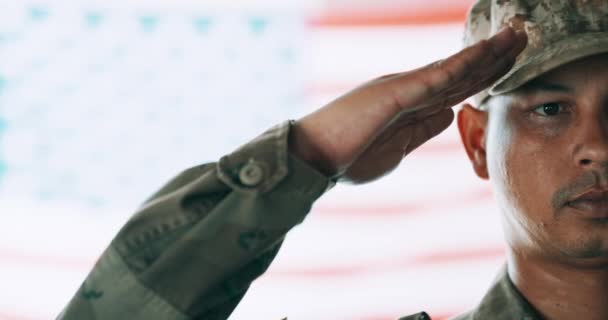 Imágenes Video Joven Soldado Militar Saludando Frente Una Bandera — Vídeos de Stock