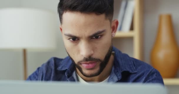 Imágenes Video Joven Hombre Negocios Usando Portátil Una Oficina Trabajo — Vídeos de Stock