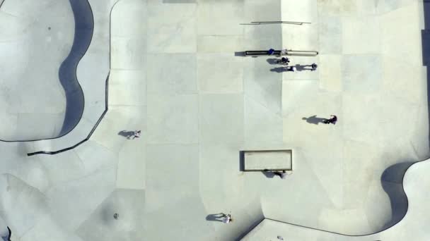 Drone Footage People Skateboarding Skatepark — Stock videók