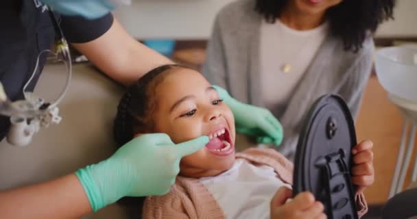 Dentysta Badający Małe Dziewczynki Zęby Usta Podczas Wizyty Dentysty Dziecko — Wideo stockowe