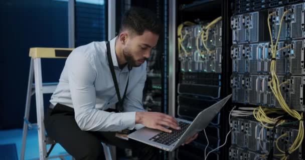 Video Footage Young Man Using Laptop While Working Server Room — Vídeo de stock