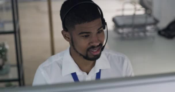 Video Záznam Sebevědomý Mladý Muž Pomocí Sluchátka Počítače Během Pozdní — Stock video
