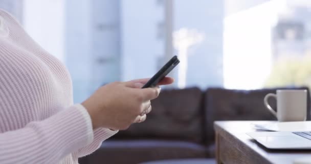 Видеозаписей Женщины Использующей Свой Мобильный Телефон Время Работы Дома — стоковое видео
