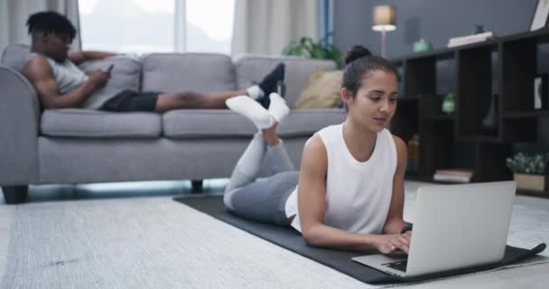 Filmagem Vídeo Uma Jovem Atraente Usando Seu Laptop Enquanto Seu — Vídeo de Stock