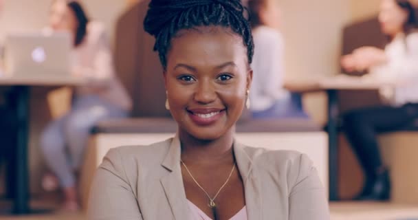 Відеозапис Веселої Молодої Жінки Яка Використовує Планшет Стоячи Офісній Їдальні — стокове відео