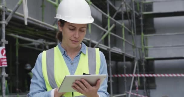 Video Footage Young Woman Using Digital Tablet While Working Construction — Vídeo de Stock
