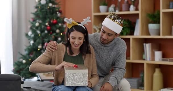 Video Záběry Mladého Páru Vyměňující Vánoční Dárky Salonku Doma — Stock video