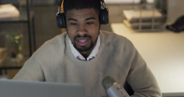Imagens Vídeo Jovem Usando Fone Ouvido Microfone Laptop Durante Uma — Vídeo de Stock