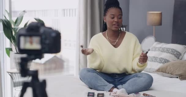 Video Záběry Mladé Ženy Dělá Make Tutorial Vlog Zatímco Sedí — Stock video