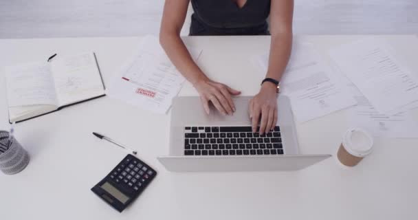 Video Footage Unrecognizable Businessperson Throwing Laptop Angrily Office Work — Wideo stockowe