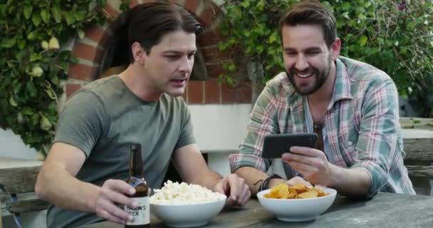 Imágenes Video Dos Hombres Tomando Bebidas Aperitivos Mientras Ven Algo — Vídeos de Stock