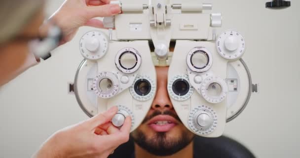 แพทย าการทดสอบตา บคนไข ชายในห องสอบ างแว นตาหญ งหร ยวชาญด านตา — วีดีโอสต็อก