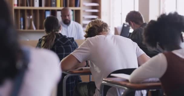 Video Footage Teenagers Writing Exam Classroom — Vídeo de Stock