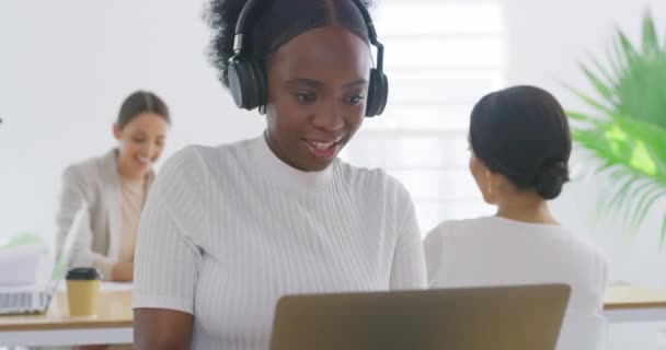 Dizüstü Bilgisayarı Üzerinde Çalışırken Müzik Eşliğinde Dans Eden Genç Bir — Stok video
