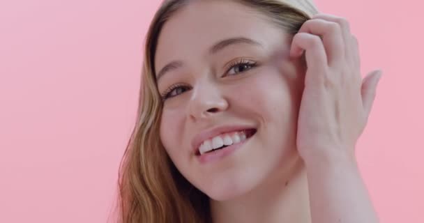 Βίντεο Μια Όμορφη Νεαρή Γυναίκα Ποζάρει Ροζ Φόντο — Αρχείο Βίντεο