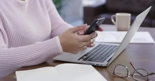 Відеозапис Невідомої Жінки Використовує Смартфон Ноутбук Столом — стокове відео