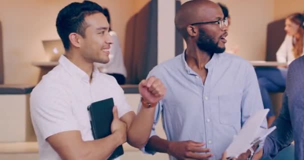 Видеозапись Которой Два Молодых Бизнесмена Приветствуют Своего Коллегу Офисной Столовой — стоковое видео