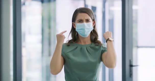 Video Footage Young Businesswoman Wearing Face Mask Showing Middle Finger — Stockvideo