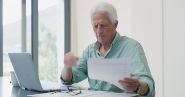 Yetişkin Bir Adamın Dizüstü Bilgisayarını Kullanırken Kağıt Okurken Çekilmiş Video — Stok video