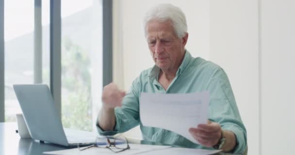 Videomaterial Von Einem Reifen Mann Der Papierkram Liest Während Seinen — Stockvideo