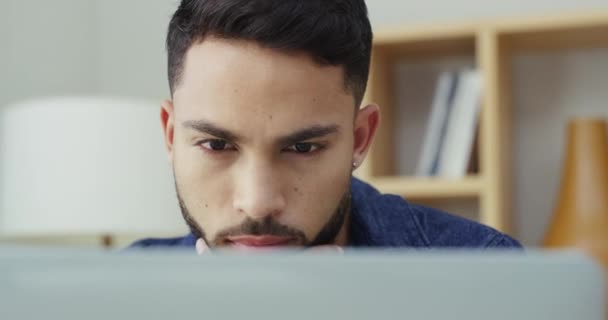 Videobeelden Van Een Jonge Zakenman Met Behulp Van Een Laptop — Stockvideo