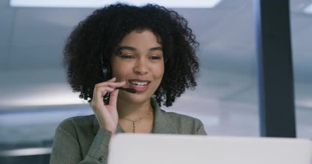 Videobeelden Van Een Jonge Vrouw Met Behulp Van Een Headset — Stockvideo